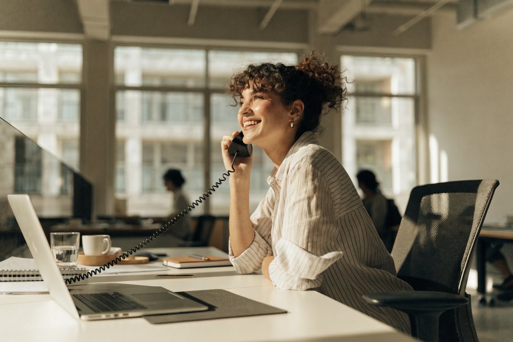 Büromitarbeiterin am Telefon im DFAZ-Büro
